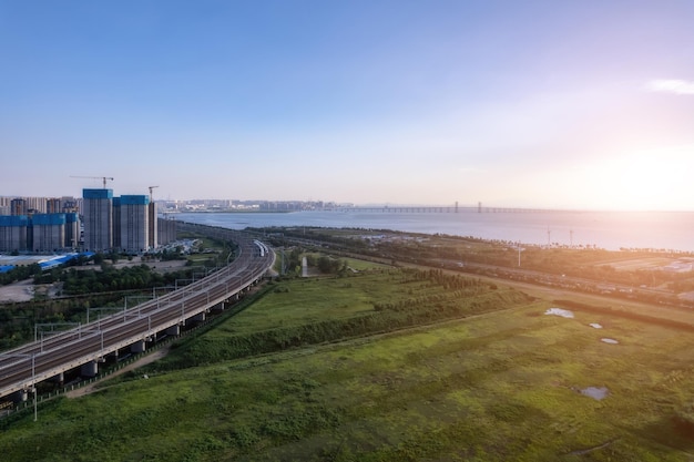 Hogesnelheidstrein passeert spoorbrug in moderne Chinese stad