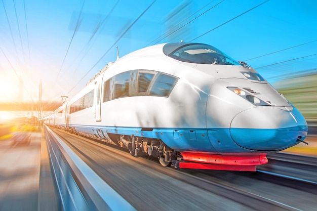 Hogesnelheidstrein rijdt met hoge snelheid op het treinstation in de stad