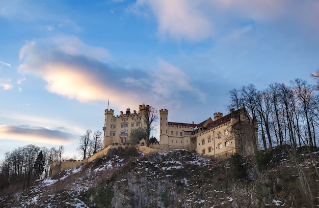 Замок Хоэншвангау в Баварии, зима.