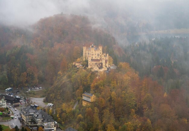 Photo hohenschwangau castle with autumn colors fussen germany