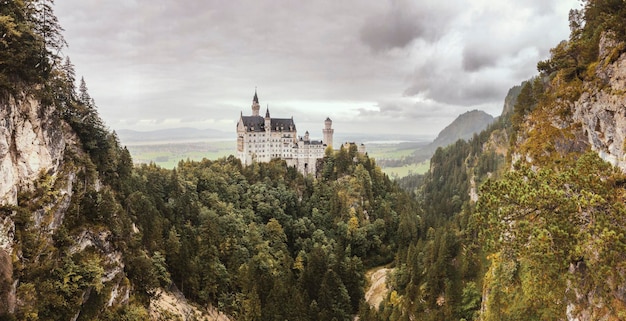 Hohenschwangau kasteel op de berg tegen bewolkte lucht