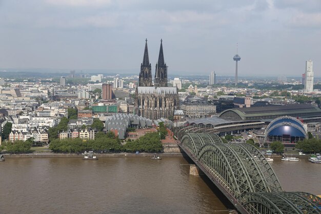 Hohenzollern-brug en Dom van Keulen in Keulen Duitsland