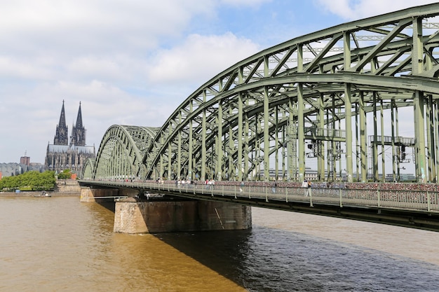 Hohenzollern-brug en Dom van Keulen in Keulen Duitsland