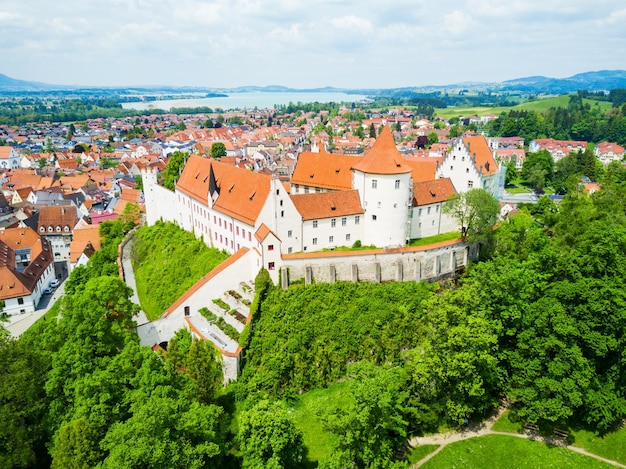 Hohes Schloss Fussen 또는 Gothic High Castle of the Bishops 공중 탁 트인 전망, 독일. Hohes Schloss는 Swabia의 Fuessen 구시가지 위 언덕에 자리 잡고 있습니다.