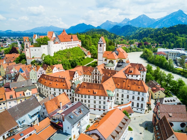 Hohes SchlossFussenまたはゴシックハイキャッスルオブザビショップスと聖マン修道院修道院の空中パノラマビュー（ドイツ、フュッセン）