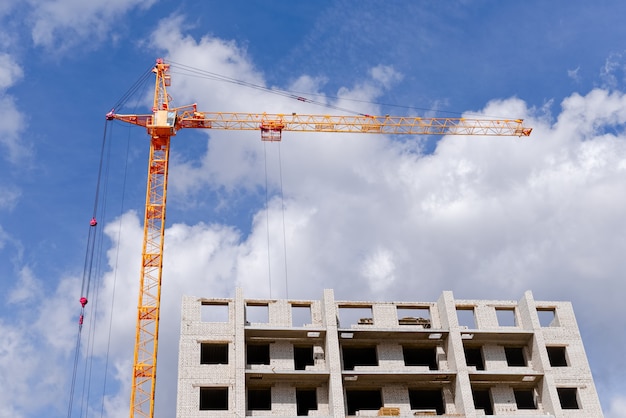 Hoisting crane and construction of new apartments