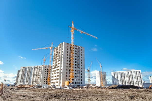 Hoisting cranes and building activity