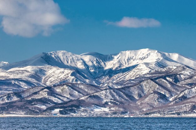 Hokkaido-eilandkust met heuvels