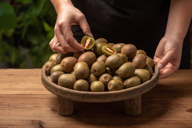 Photo hold the cut or whole kiwi fruit in your hand