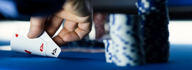 カジノでのテキサス・ホルデム・ポーカー・トーナメント ⁇ プレイヤーは2枚のエースカードを握っている ⁇ 
