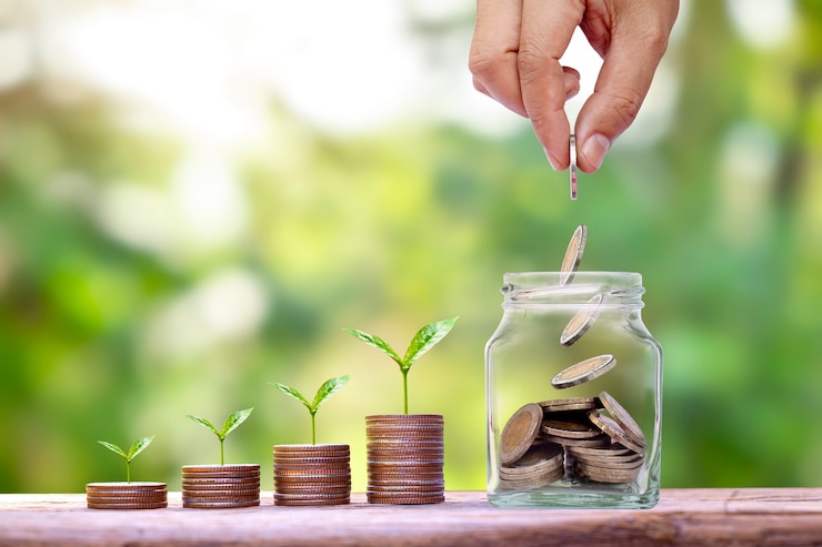 Photo お金を節約し、コインの山に木を植えるために、銀貨を瓶に入れてください