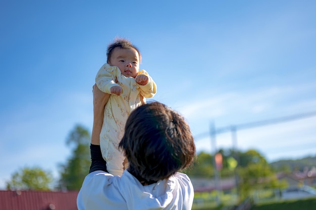 赤ちゃんを抱く