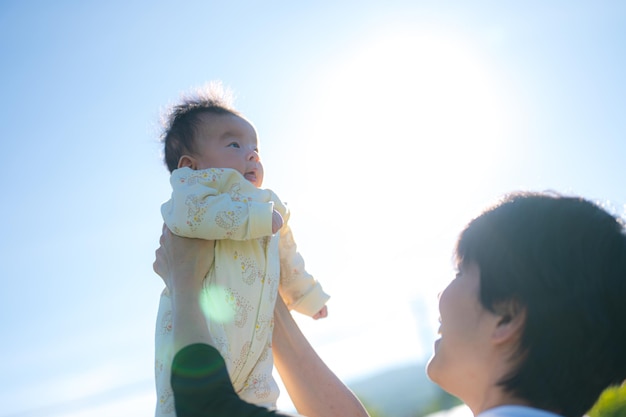 赤ちゃんを抱く