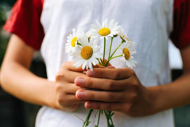 Photo holding a bouquet of daisies