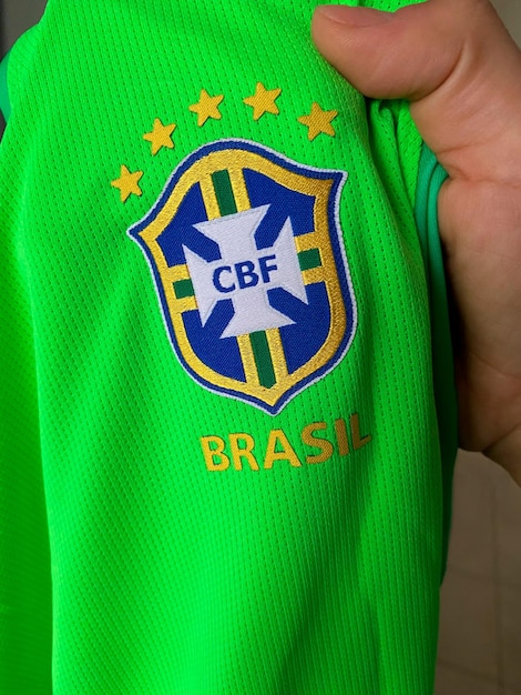 写真 ブラジル サッカー ユニフォーム ワールド カップ ファン緑黄色と青のエンブレムを t シャツに保持
