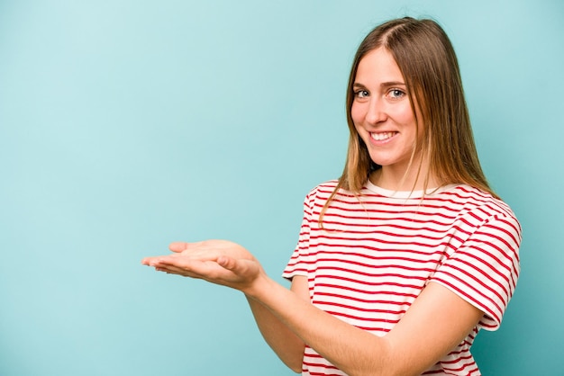 Photo holding a copy space on a palm