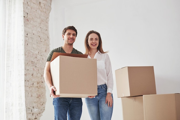 Holding doos met items. familie heeft verhuizing naar een nieuw huis.