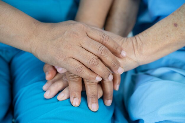 손을 잡고 있는 아시아의 노인, 노인 여성, 환자, 사랑, 보살, 격려, 공감, 간호, 병원, 병실, 건강, 강한 의료 개념.