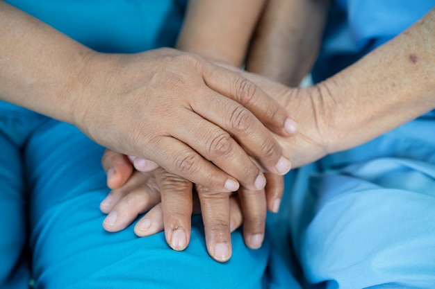 간호 병원 병동에서 사랑, 배려, 격려와 공감, 건강한 강한 의료 개념 손을 잡고 아시아 수석 또는 노인 할머니 여자 환자