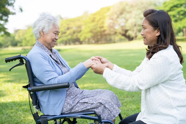 Photo holding hands asian senior woman patient with love care encourage