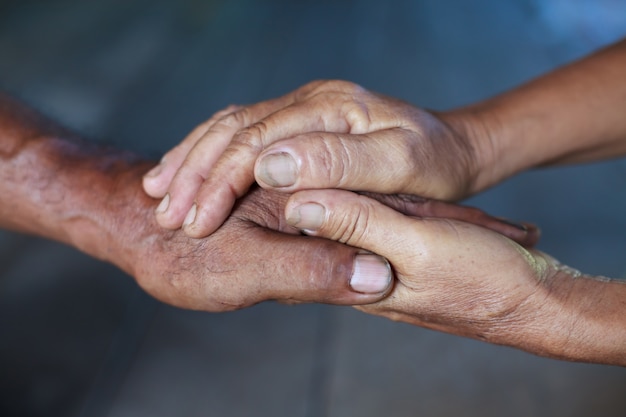 Foto tenersi per mano, concetto di amore.