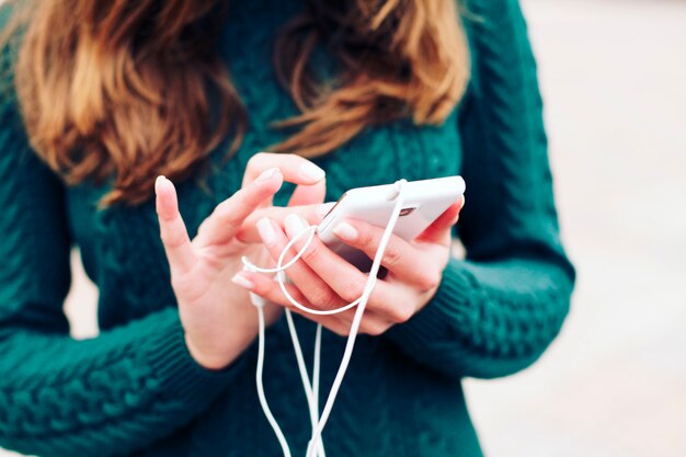 携帯電話を持って、公園を散歩して、イヤホンで音楽を聴いて