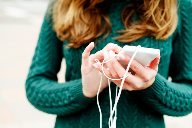 携帯電話を持って、公園を散歩して、イヤホンで音楽を聴いて