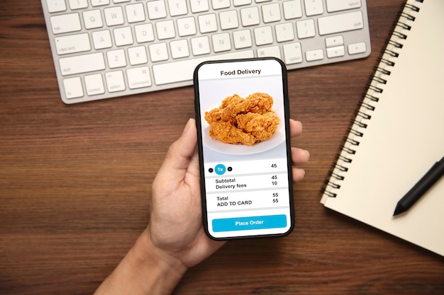 Держа телефон с приложением доставки еды