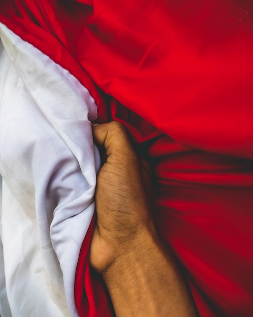 Foto tenendo la bandiera indonesiana rosso e bianco