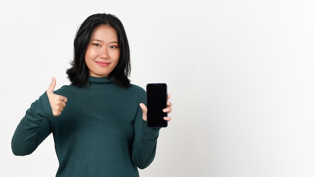 スマートフォンで空の画面を表示し,白い背景に隔離された美しいアジア人の女性の親指を上げています.