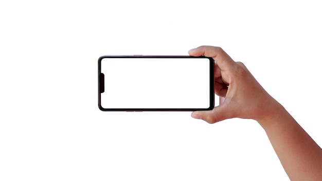 Tenendo uno smartphone con uno schermo a colori a destra con la mano sinistra isolata su sfondo bianco