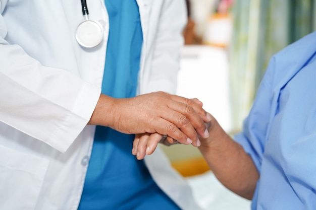 Foto tenendo le mani commoventi paziente anziano o anziano anziano della donna della signora anziana con amore