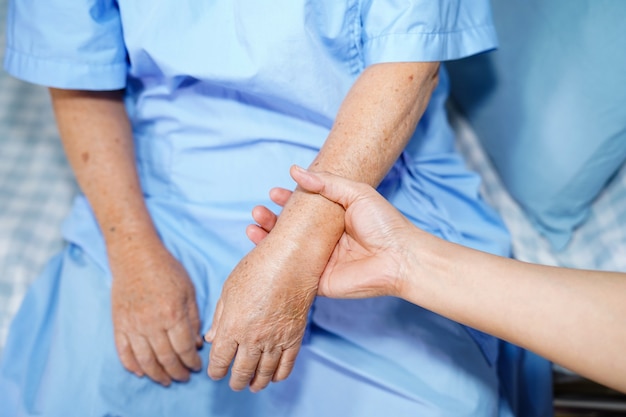 Holding Touching hands Aziatische senior vrouw patiënt met liefde.