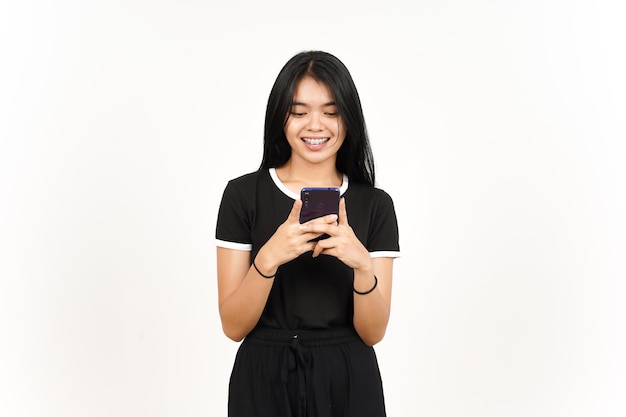 흰색 배경에 고립 된 아름 다운 아시아 여자의 스마트 폰과 미소를 들고 또는 사용