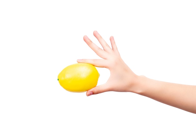 Foto tenendo un limone giallo in una mano