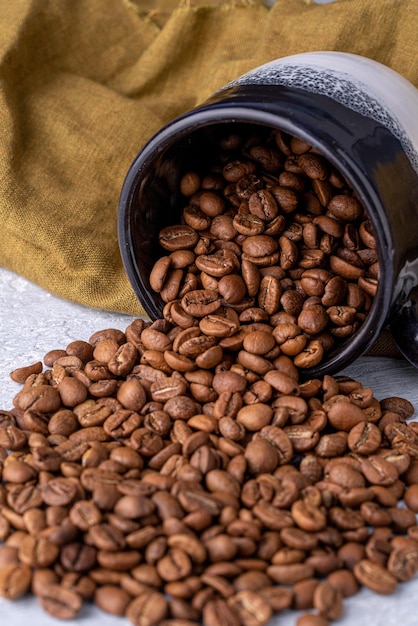 陶器のカップに穴の開いたコーヒー豆