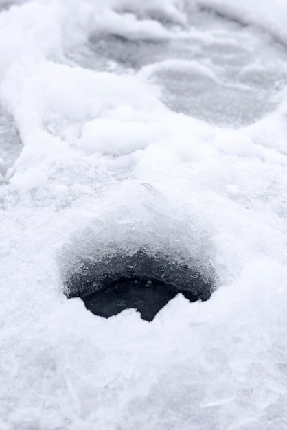 氷釣りのための氷の穴。