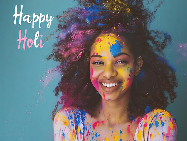 Foto poster del festival di holi donna sorridente con testo happy holi