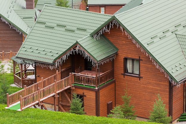 Concetto di appartamento per le vacanze. cottage di legno per primo piano estremo di riposo