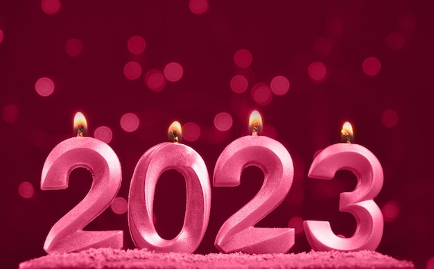 Праздничный фон Happy New Year Numbers 2023, сделанный свечами viva magenta