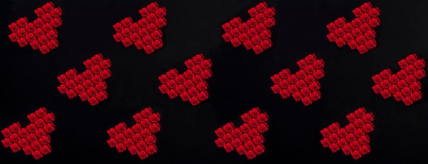 휴일 배너 검은 배경에 하트 모양의 빨간 장미 플랫 누워 패턴