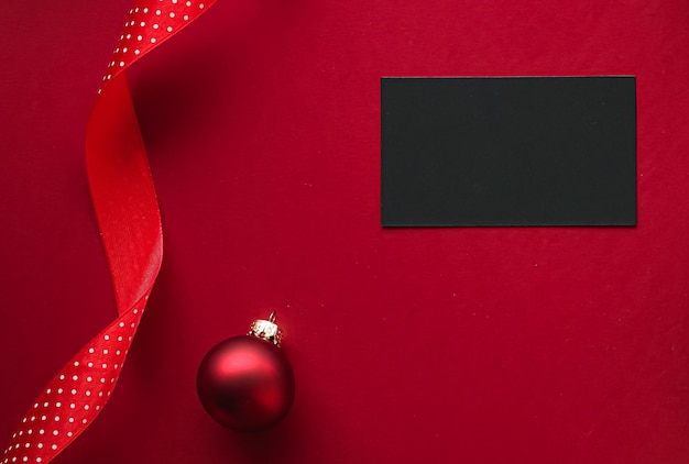 ホリデーブランドのアイデンティティデザインとクリスマスフラットレイコンセプトブラックブランク名刺とクリスマスオーナム...