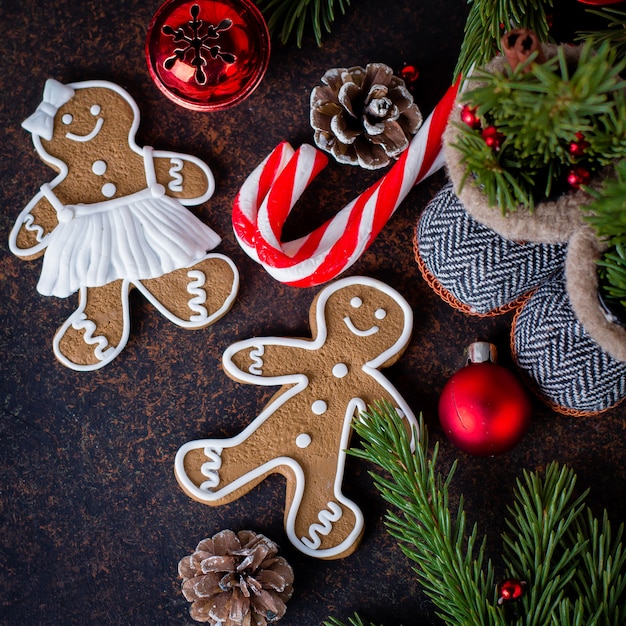 Foto biglietto di auguri vista dall'alto di biscotti di natale omino di marzapane e decorazione di festa