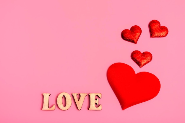Праздничная открытка с сердцем и надписью С Днем Святого Валентина крупным планом