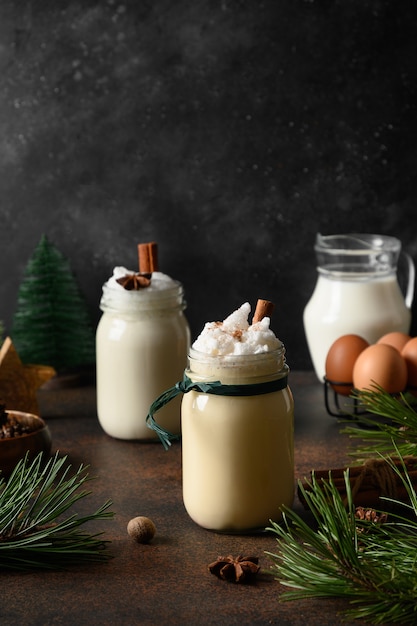 Holiday Christmas Advocaat in mason jar met kruiden en ingrediënten