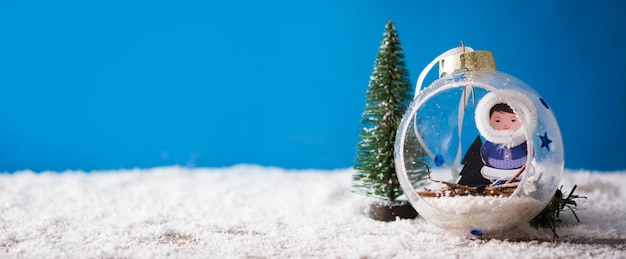 雪と青の休日のクリスマスの装飾。パノラマビュー