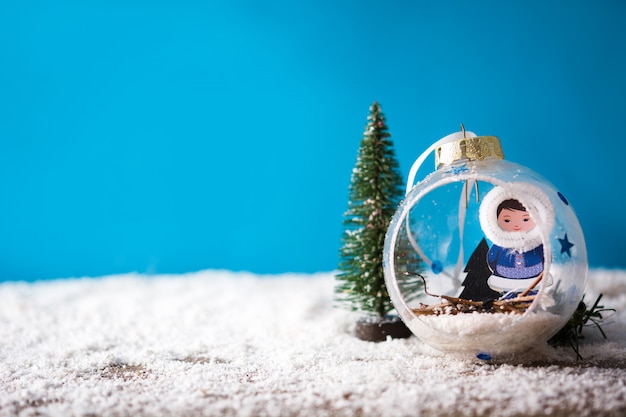 雪と青の休日のクリスマスの装飾。
