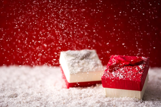 Vacanze di natale con scatole regalo e neve. copia spazio