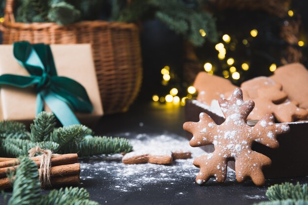 Composizione di festa di gustosi biscotti fatti in casa, cesto regalo, confezione regalo e ghirlanda