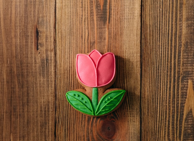 Fondo di legno rosso del tulipano del fiore della glassa dei biscotti di festa